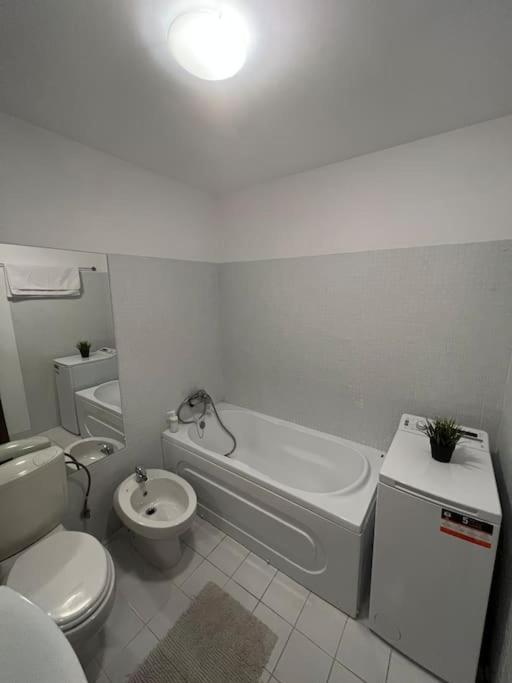 Lovely Apartment In Villa In Bukares Bagian luar foto