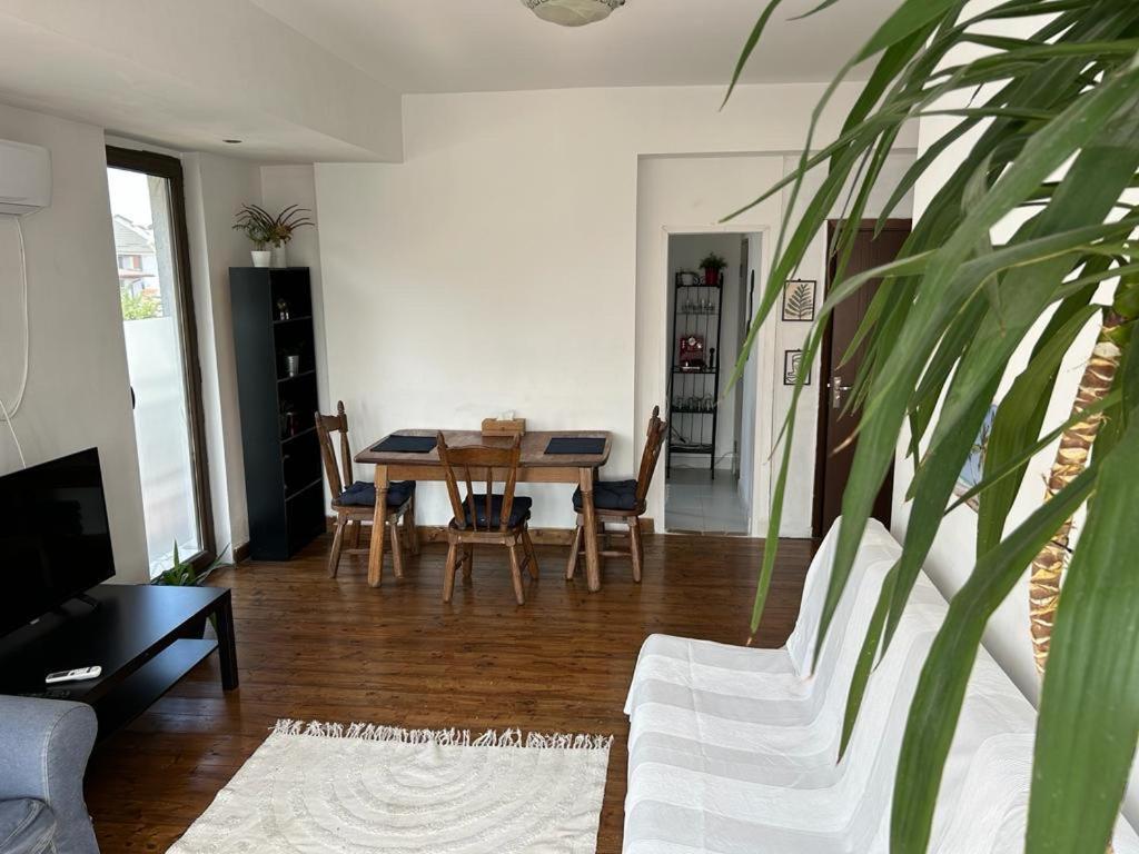 Lovely Apartment In Villa In Bukares Bagian luar foto